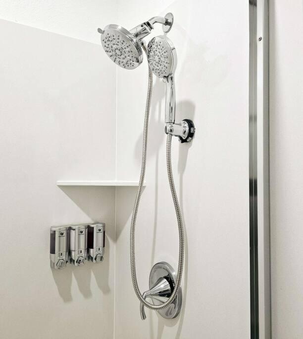 Couple's Getaway Kitchenette Washer & Private Bath